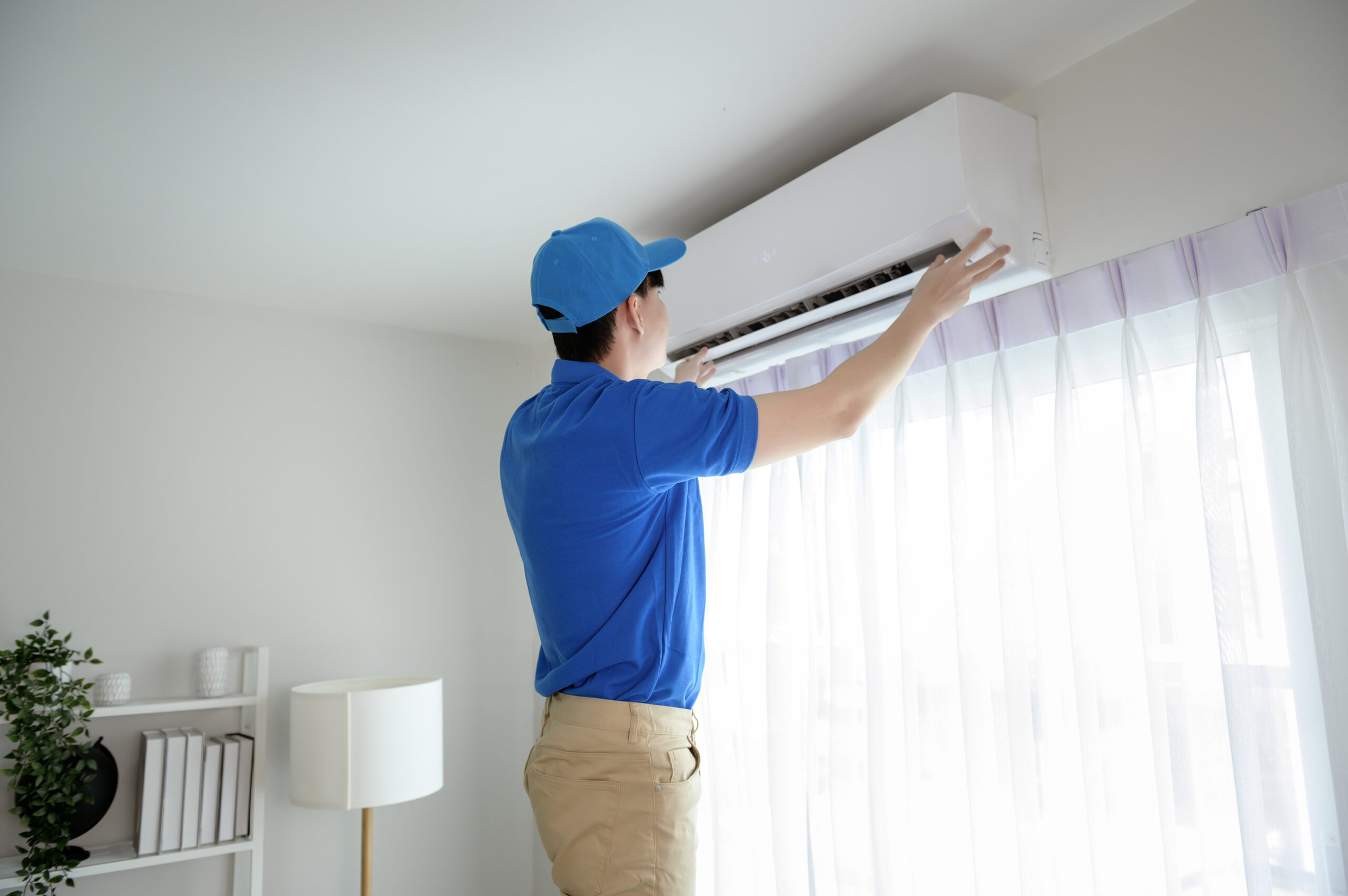 Pose d'un climatiseur split mural par un installateur Mega Énergie.